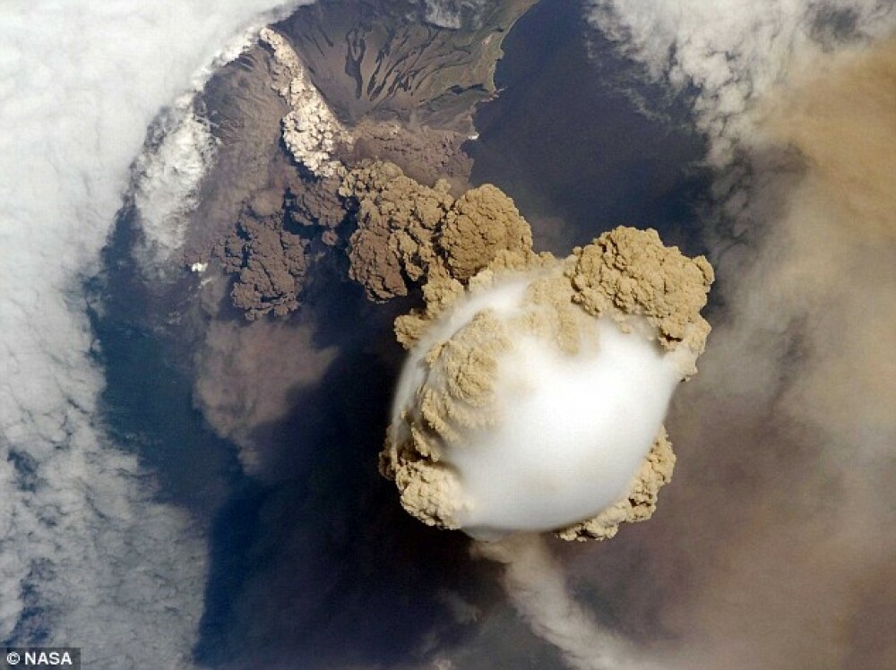 SUPER IMAGINI: eruptia vulcanului Sarychev, surprinsa din spatiu!! - Imaginea 2