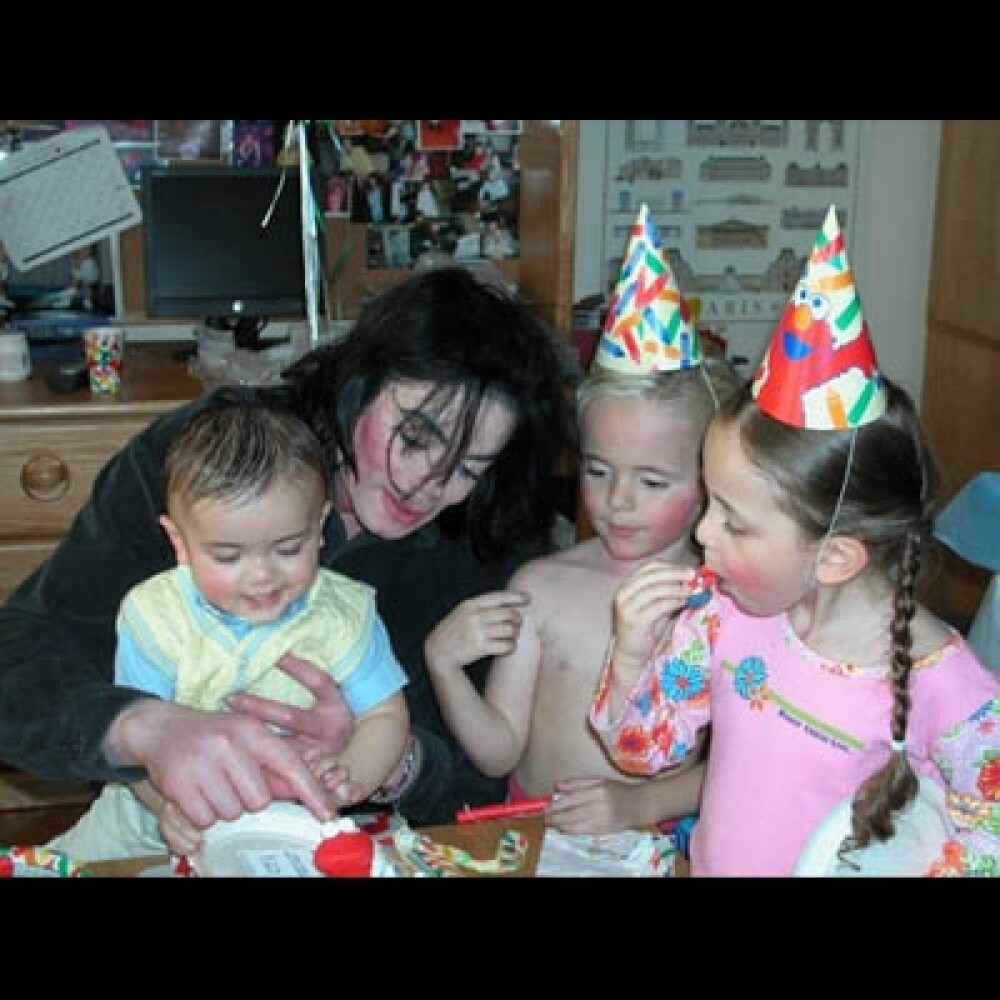 Poze rare cu Michael Jackson si copiii lui! - Imaginea 1