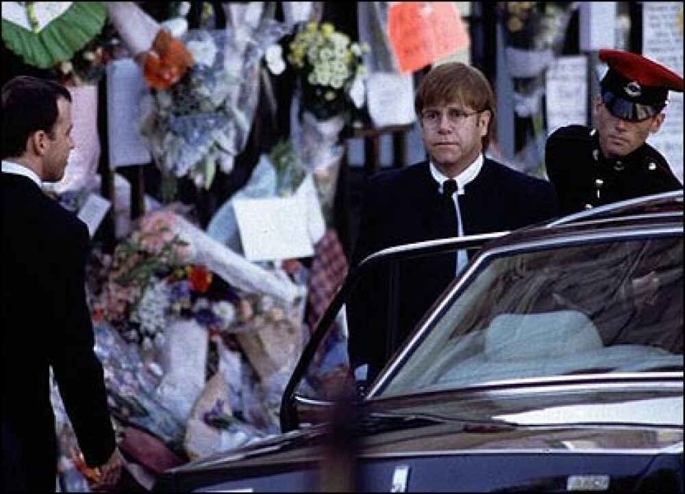 Elvis si Lady Di: funeralii care au scos in strada sute de mii de oameni - Imaginea 1