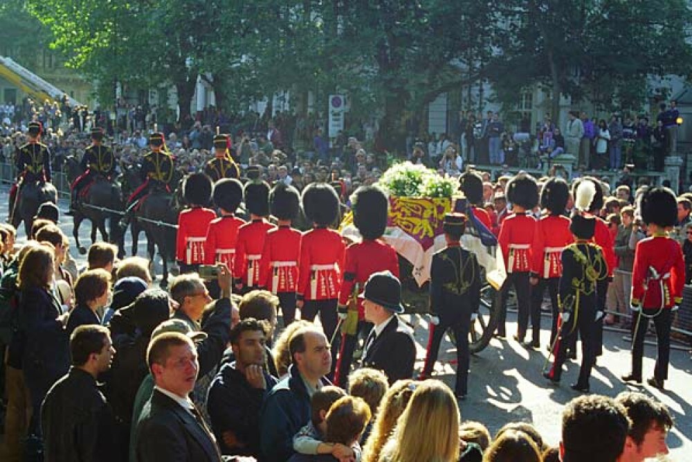 Elvis si Lady Di: funeralii care au scos in strada sute de mii de oameni - Imaginea 3