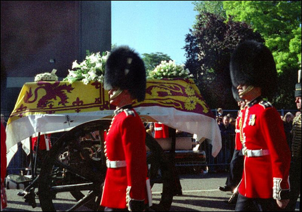Elvis si Lady Di: funeralii care au scos in strada sute de mii de oameni - Imaginea 5