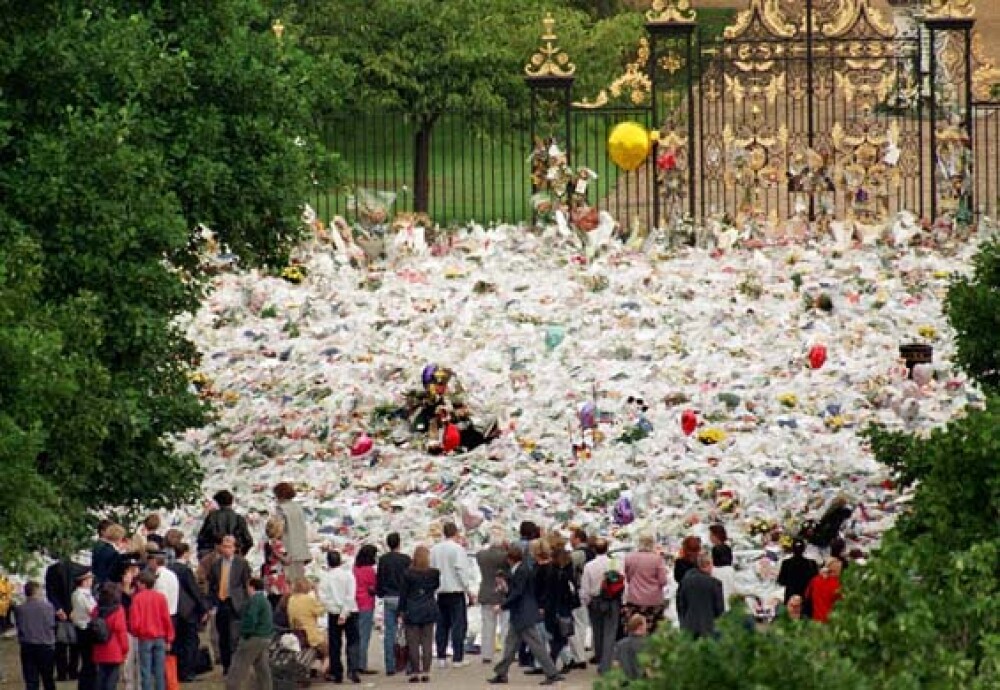 Elvis si Lady Di: funeralii care au scos in strada sute de mii de oameni - Imaginea 6