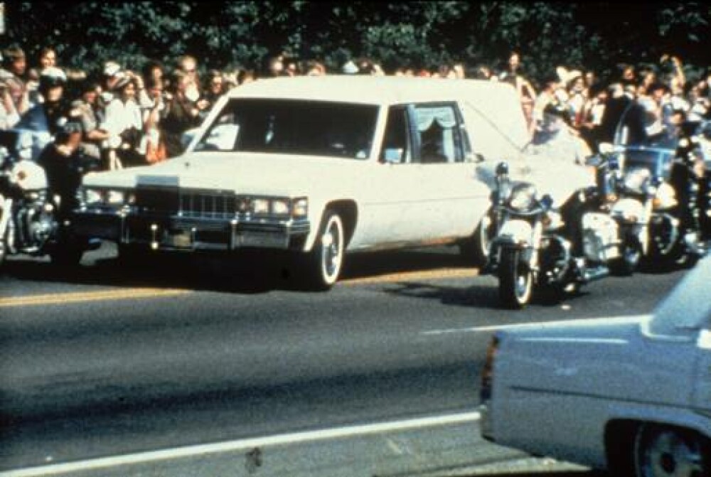 Elvis si Lady Di: funeralii care au scos in strada sute de mii de oameni - Imaginea 8