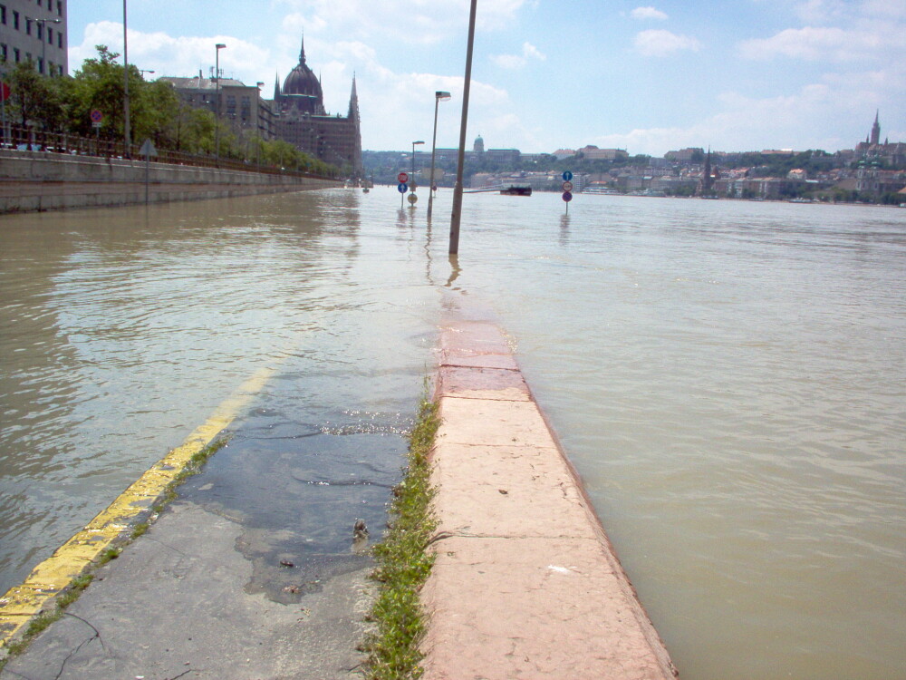 Dunarea face ravagii in Ungaria! Galerie foto - Imaginea 6