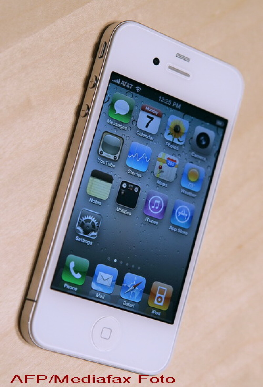 iPhone 4 a fost lansat oficial. Steve Jobs n-a avut semnal la prezentare - Imaginea 3