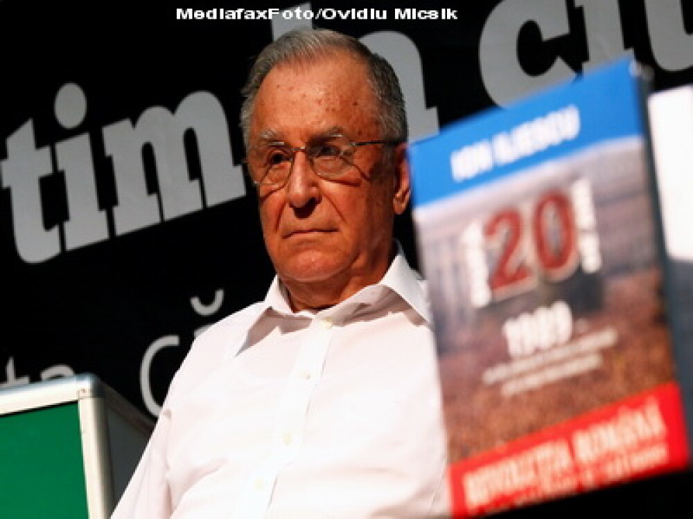 Lansare de carte cu scandal! Ion Iliescu, huiduit de 