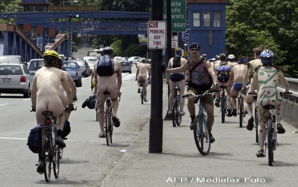 Dezbracati pe doua roti! Protestul anual al biciclistilor - Imaginea 2