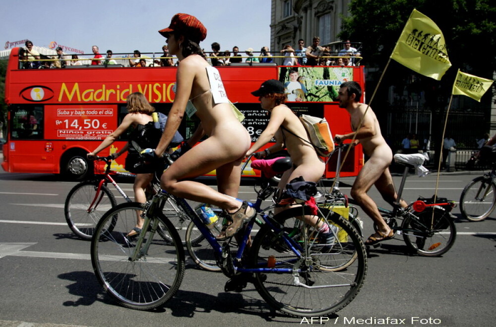 Dezbracati pe doua roti! Protestul anual al biciclistilor - Imaginea 6