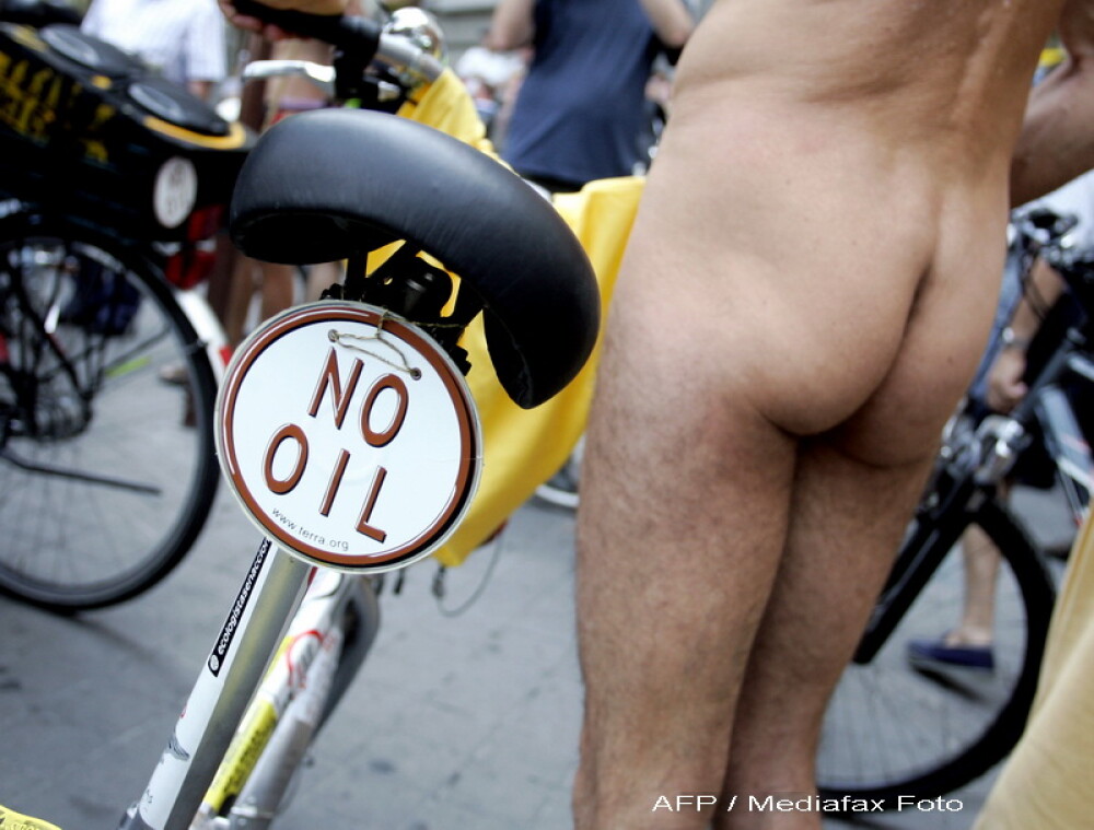 Dezbracati pe doua roti! Protestul anual al biciclistilor - Imaginea 7