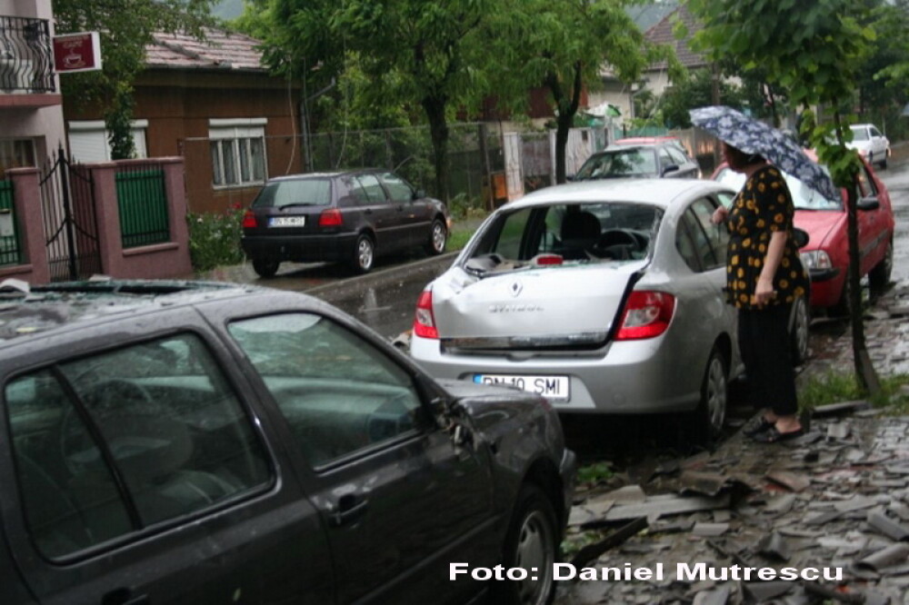 Urmarile furtunii din Bistrita: copaci smulsi si masini avariate - Imaginea 2