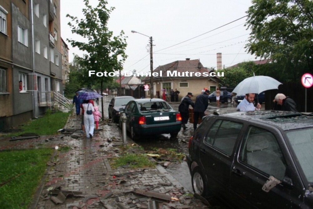 Urmarile furtunii din Bistrita: copaci smulsi si masini avariate - Imaginea 10