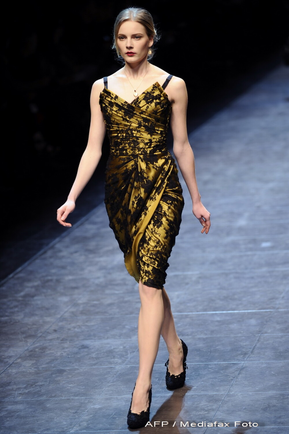 Vezi noile tendintele in moda pentru 2011: Dolce&Gabbana si Versace - Imaginea 5