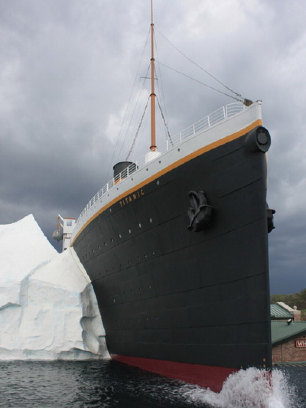 Titanicul continua sa aduca milioane de dolari in turism - Imaginea 6