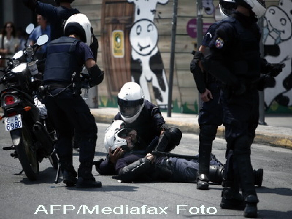 Atena fierbe: manifestantii s-au luptat cu politia, la un miting - Imaginea 7