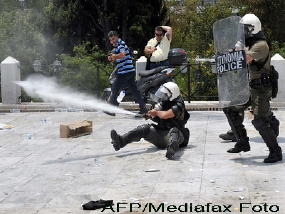 Atena fierbe: manifestantii s-au luptat cu politia, la un miting - Imaginea 6