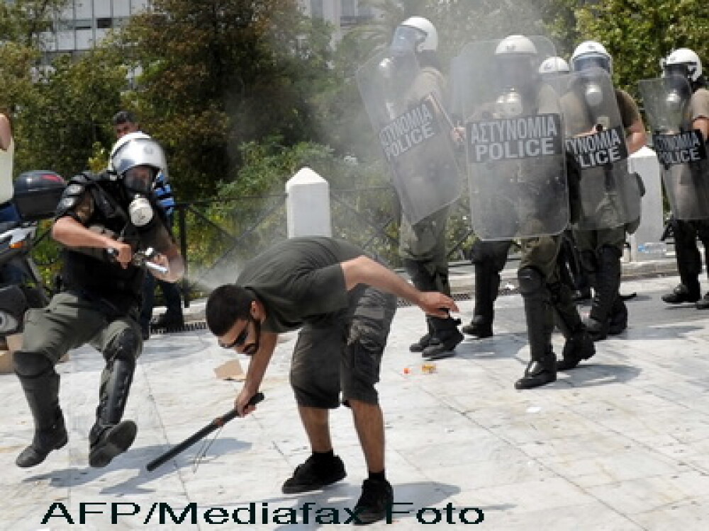 Atena fierbe: manifestantii s-au luptat cu politia, la un miting - Imaginea 3