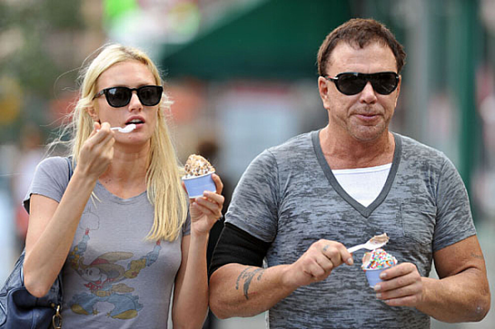 Mickey Rourke, dat pe brazda de partenera mai tanara? Are un nou look - Imaginea 2