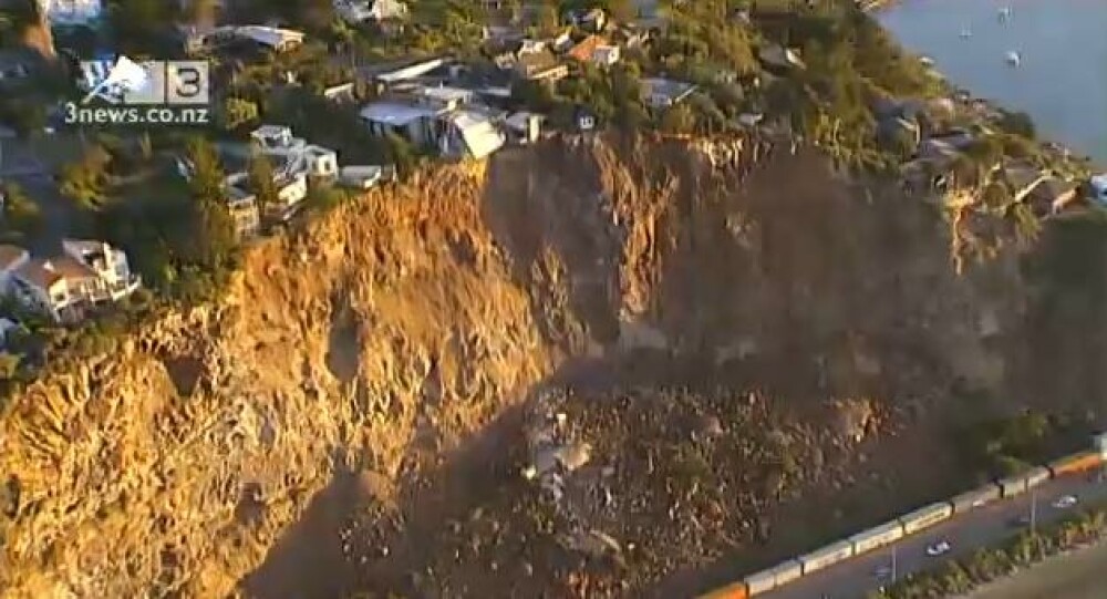 FOTO&VIDEO. Au cazut dealuri cu tot cu case. Efectele celui mai recent cutremur din Noua Zeelanda - Imaginea 10