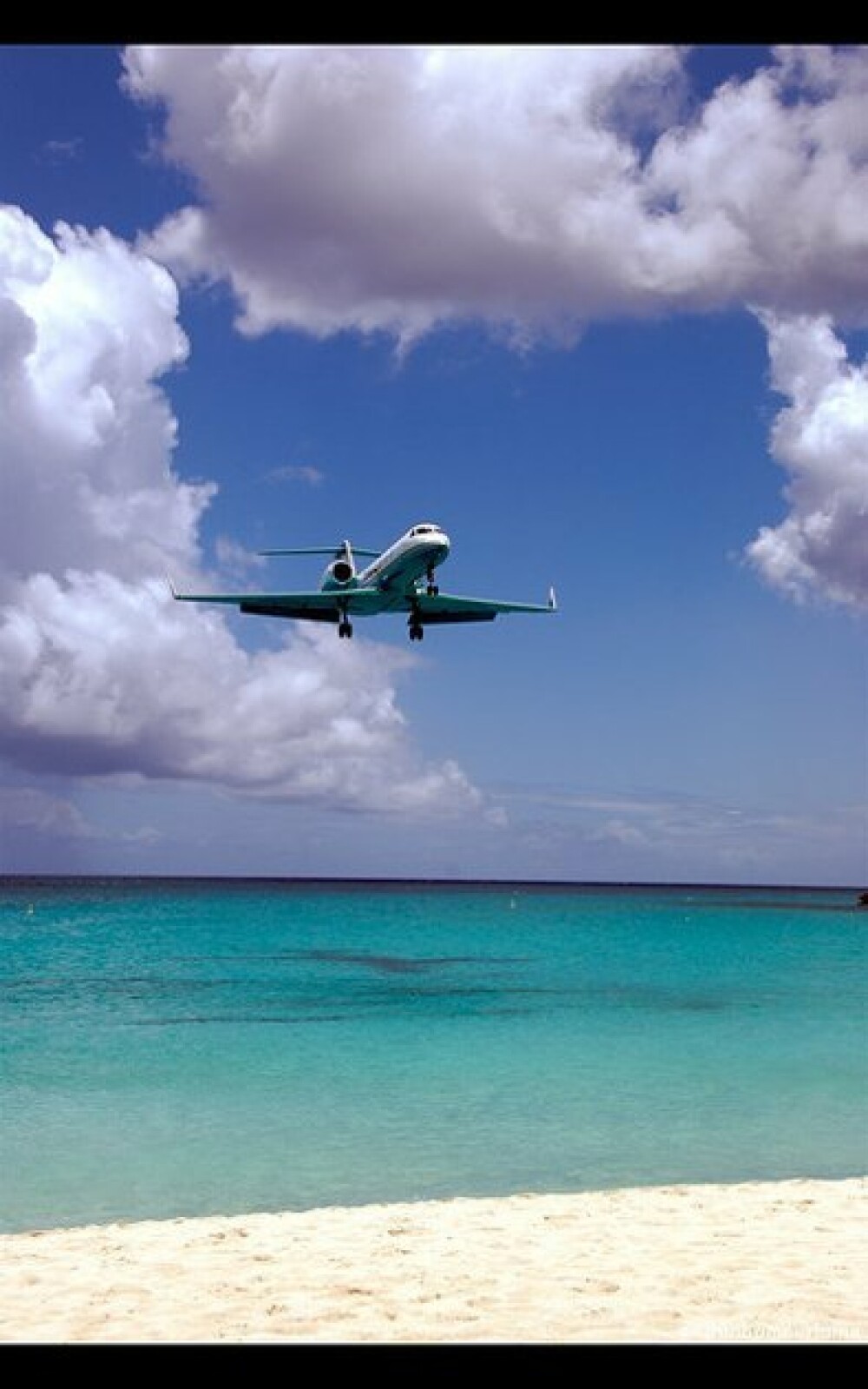 Crezi ca e Photoshop? Singura plaja din lume INTERZISA celor cu frica de avioane. GALERIE FOTO - Imaginea 2