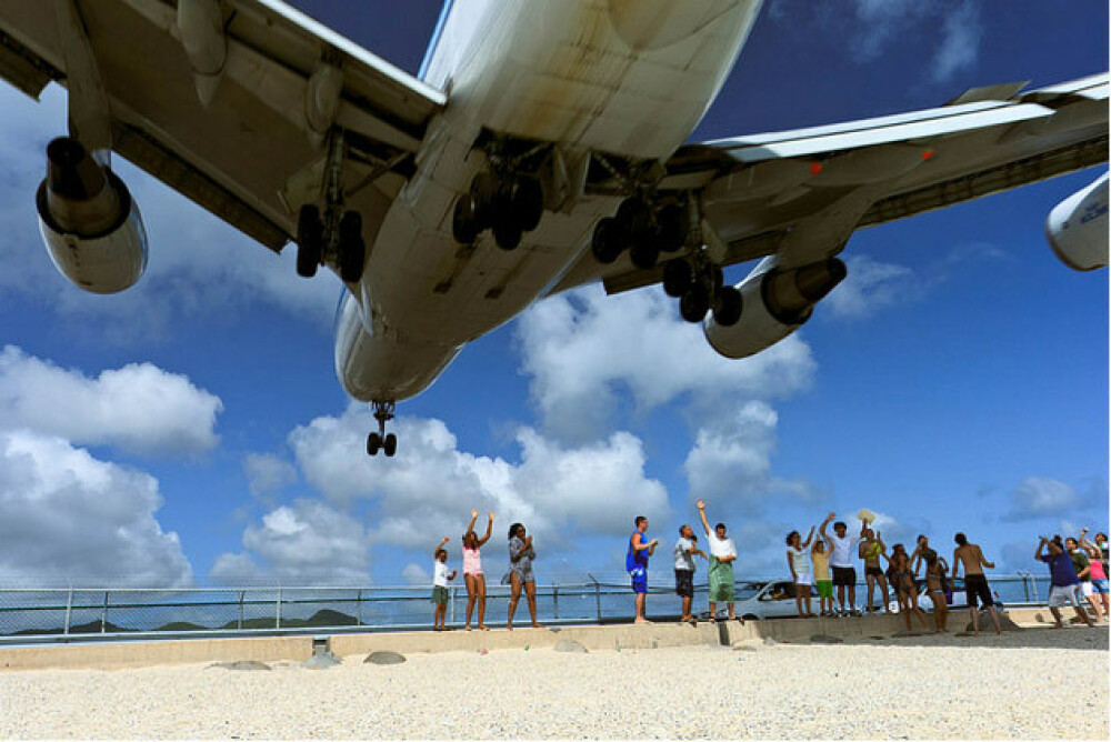 Crezi ca e Photoshop? Singura plaja din lume INTERZISA celor cu frica de avioane. GALERIE FOTO - Imaginea 4