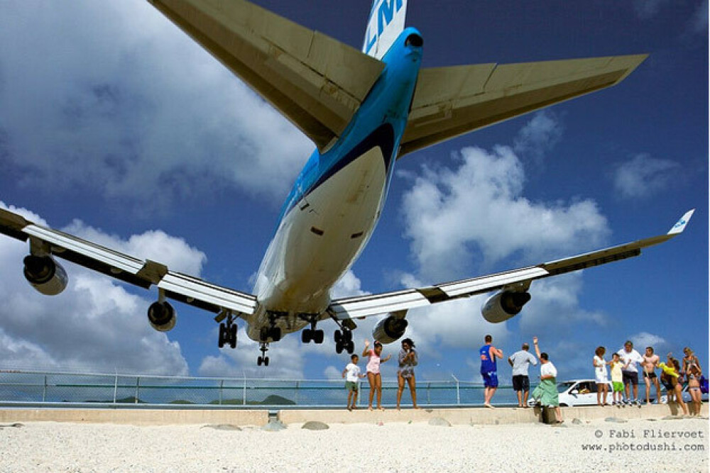 Crezi ca e Photoshop? Singura plaja din lume INTERZISA celor cu frica de avioane. GALERIE FOTO - Imaginea 1