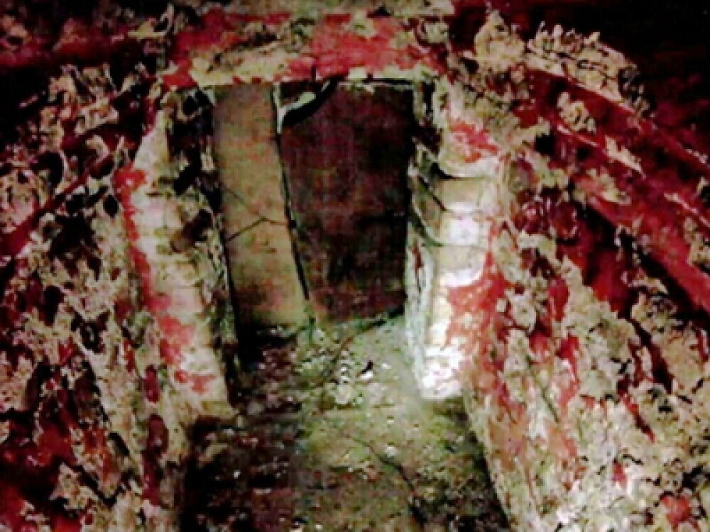 Pereti vopsiti in rosu-sangeriu. Atmosfera macabra. GALERIE FOTO dintr-un mormant maya, neexplorat - Imaginea 1
