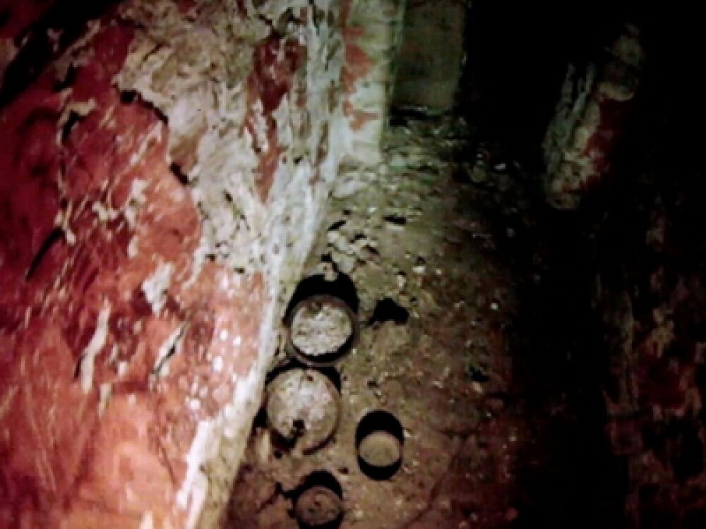 Pereti vopsiti in rosu-sangeriu. Atmosfera macabra. GALERIE FOTO dintr-un mormant maya, neexplorat - Imaginea 5