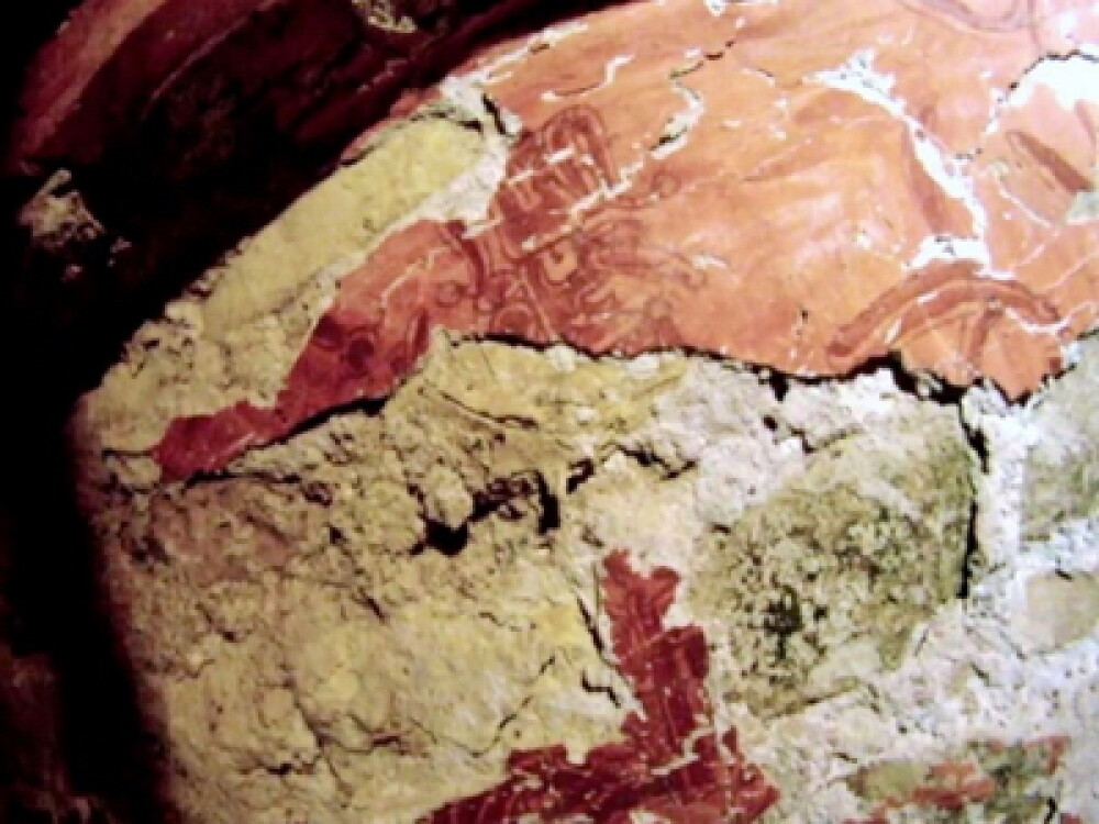 Pereti vopsiti in rosu-sangeriu. Atmosfera macabra. GALERIE FOTO dintr-un mormant maya, neexplorat - Imaginea 6