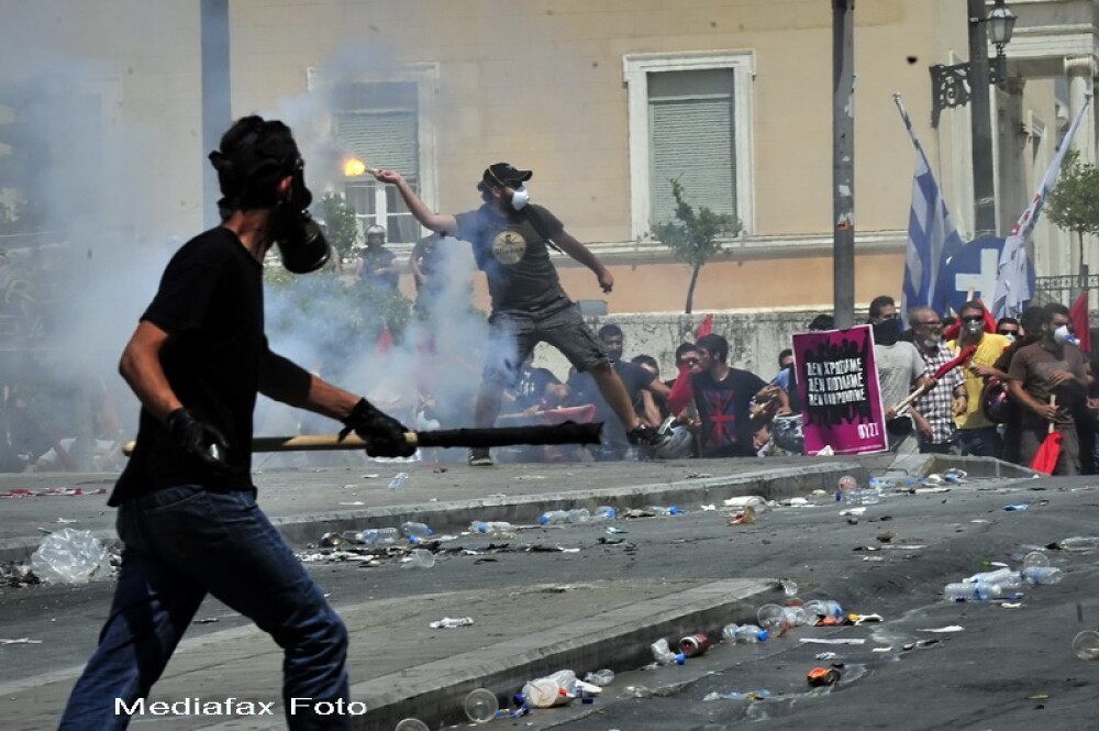 In Atena protestele continua. FMI: Criza din Grecia s-ar putea extinde si in Statele Unite - Imaginea 3