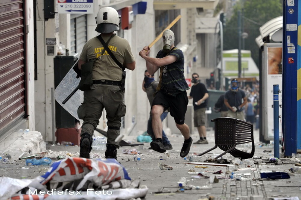In Atena protestele continua. FMI: Criza din Grecia s-ar putea extinde si in Statele Unite - Imaginea 4