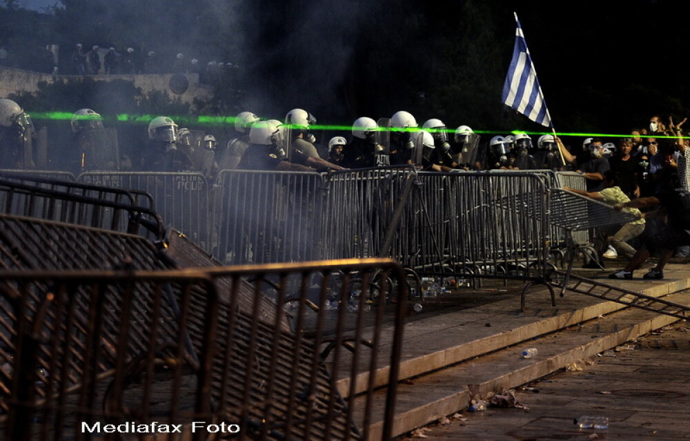 In Atena protestele continua. FMI: Criza din Grecia s-ar putea extinde si in Statele Unite - Imaginea 8