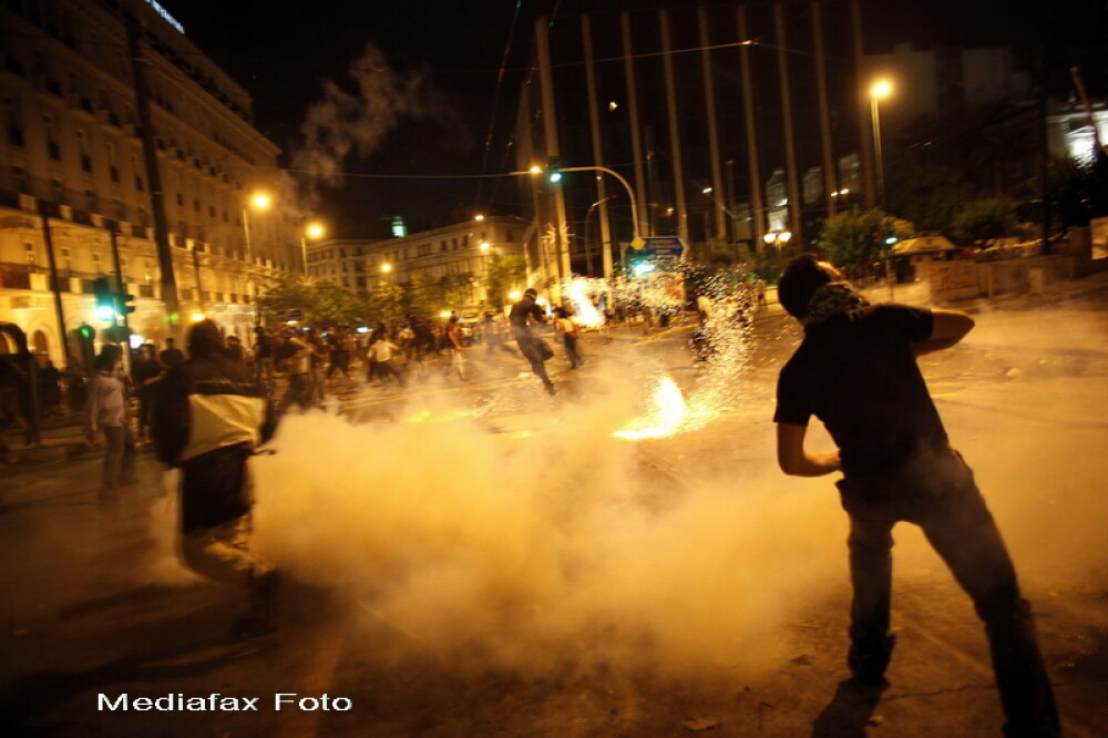 In Atena protestele continua. FMI: Criza din Grecia s-ar putea extinde si in Statele Unite - Imaginea 10