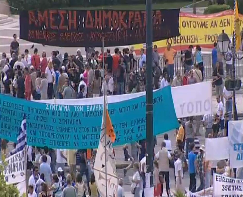 In Atena protestele continua. FMI: Criza din Grecia s-ar putea extinde si in Statele Unite - Imaginea 11