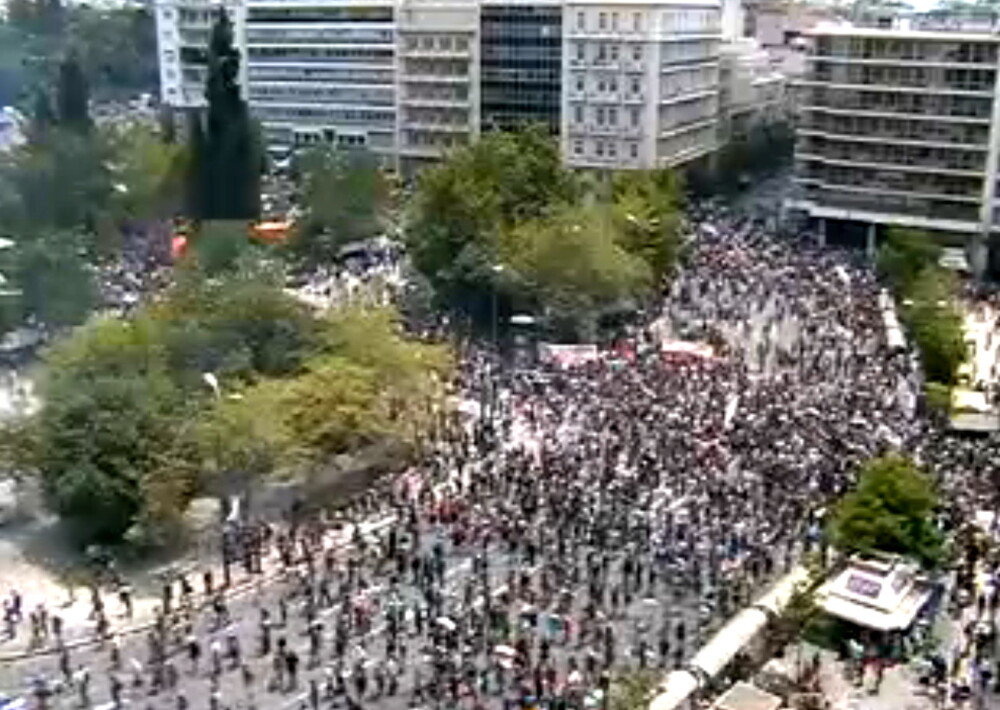In Atena protestele continua. FMI: Criza din Grecia s-ar putea extinde si in Statele Unite - Imaginea 13