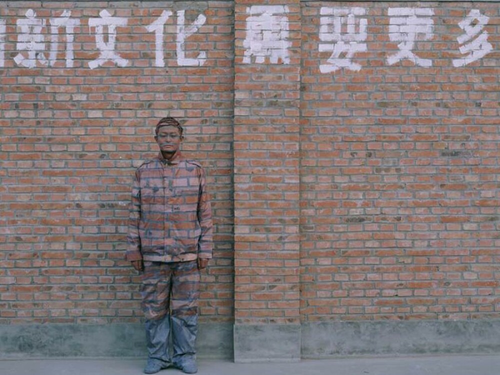 Omul invizibil chiar exista. Cum reuseste un chinez sa se faca nevazut chiar sub ochii tai. FOTO - Imaginea 6