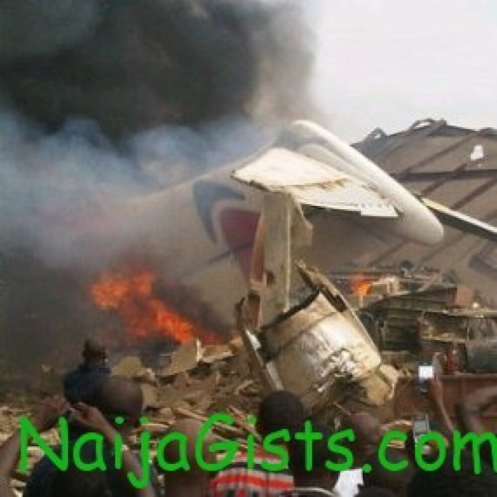 Cel putin 153 de oameni au murit dupa ce un Boeing s-a prabusit intr-un cartier din Nigeria. VIDEO - Imaginea 3