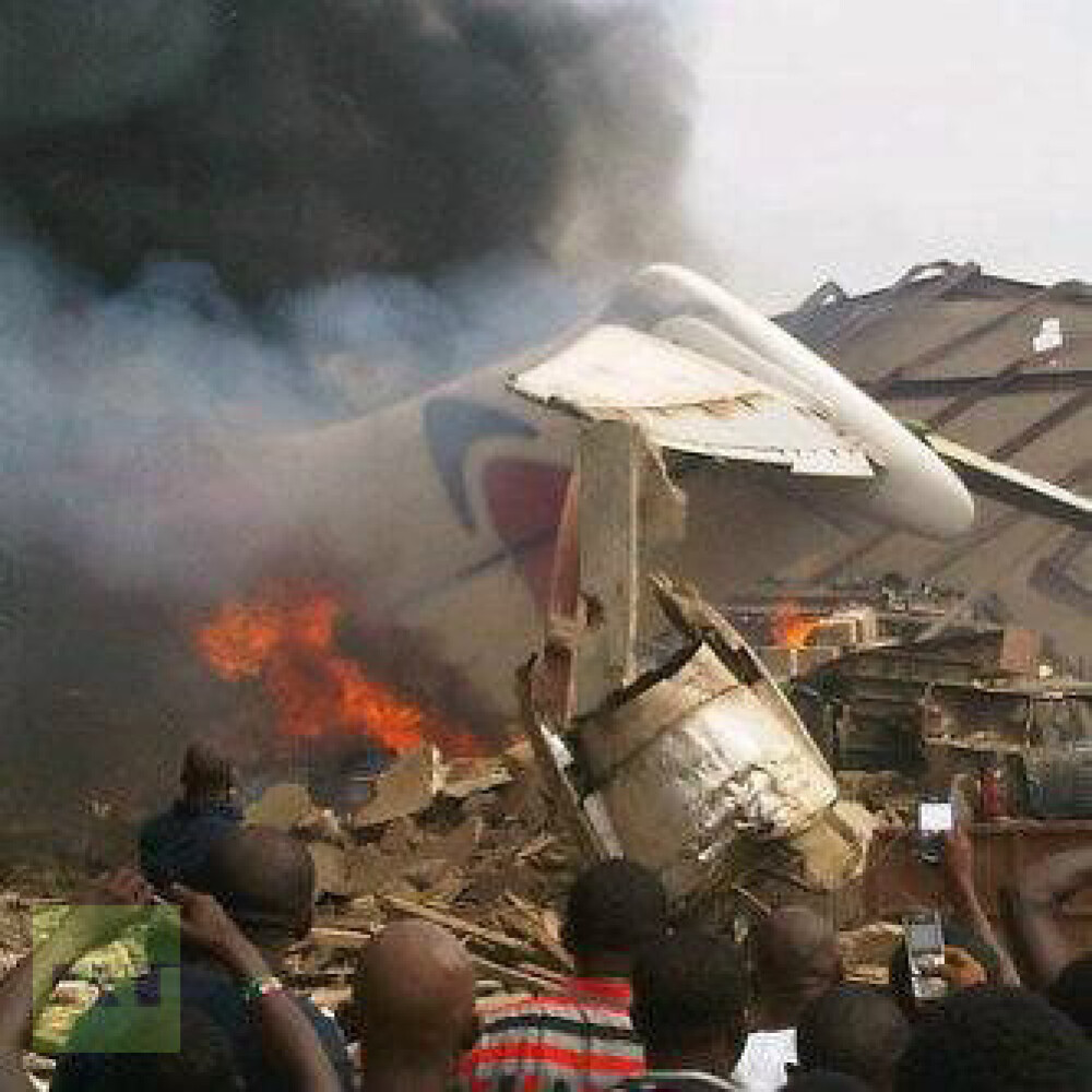 Cel putin 153 de oameni au murit dupa ce un Boeing s-a prabusit intr-un cartier din Nigeria. VIDEO - Imaginea 6