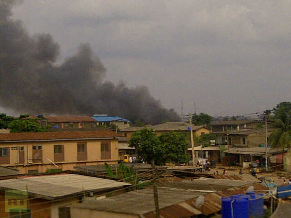 Cel putin 153 de oameni au murit dupa ce un Boeing s-a prabusit intr-un cartier din Nigeria. VIDEO - Imaginea 5