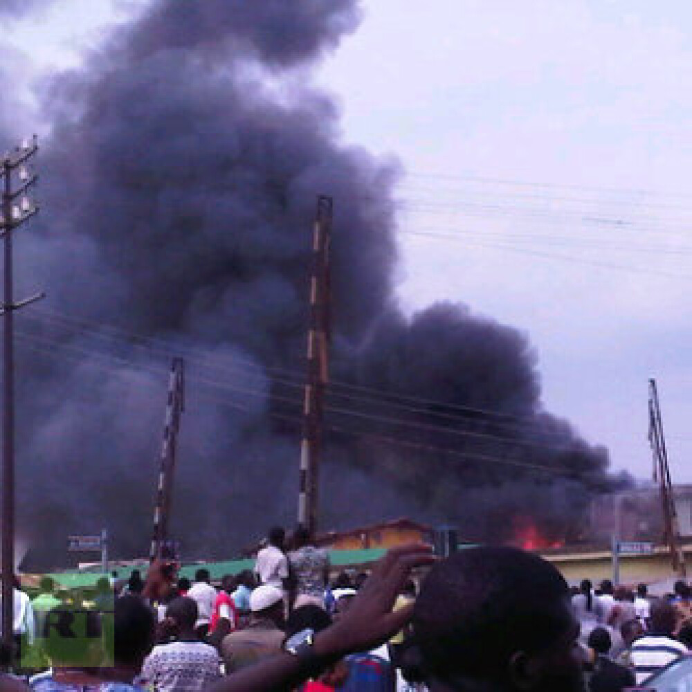 Cel putin 153 de oameni au murit dupa ce un Boeing s-a prabusit intr-un cartier din Nigeria. VIDEO - Imaginea 4