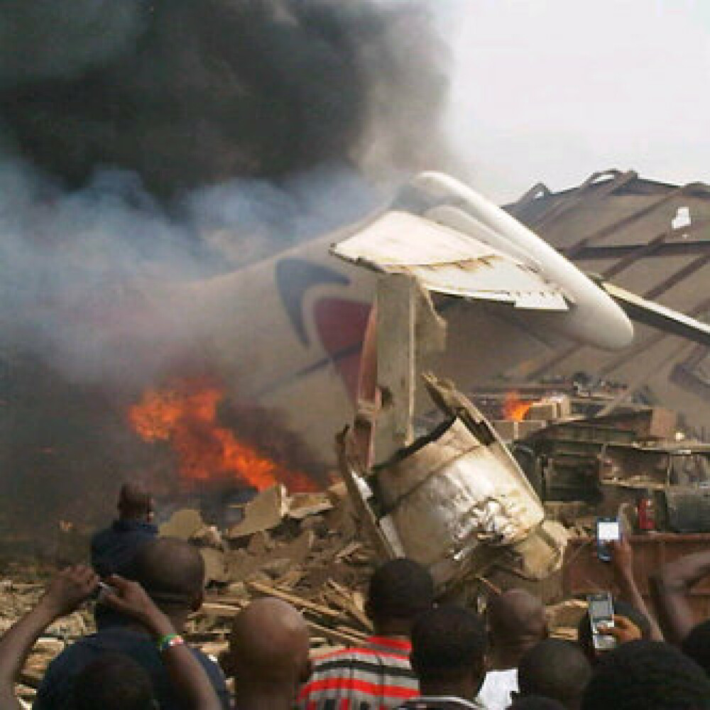 Cel putin 153 de oameni au murit dupa ce un Boeing s-a prabusit intr-un cartier din Nigeria. VIDEO - Imaginea 9