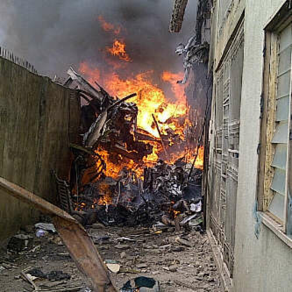 Cel putin 153 de oameni au murit dupa ce un Boeing s-a prabusit intr-un cartier din Nigeria. VIDEO - Imaginea 8