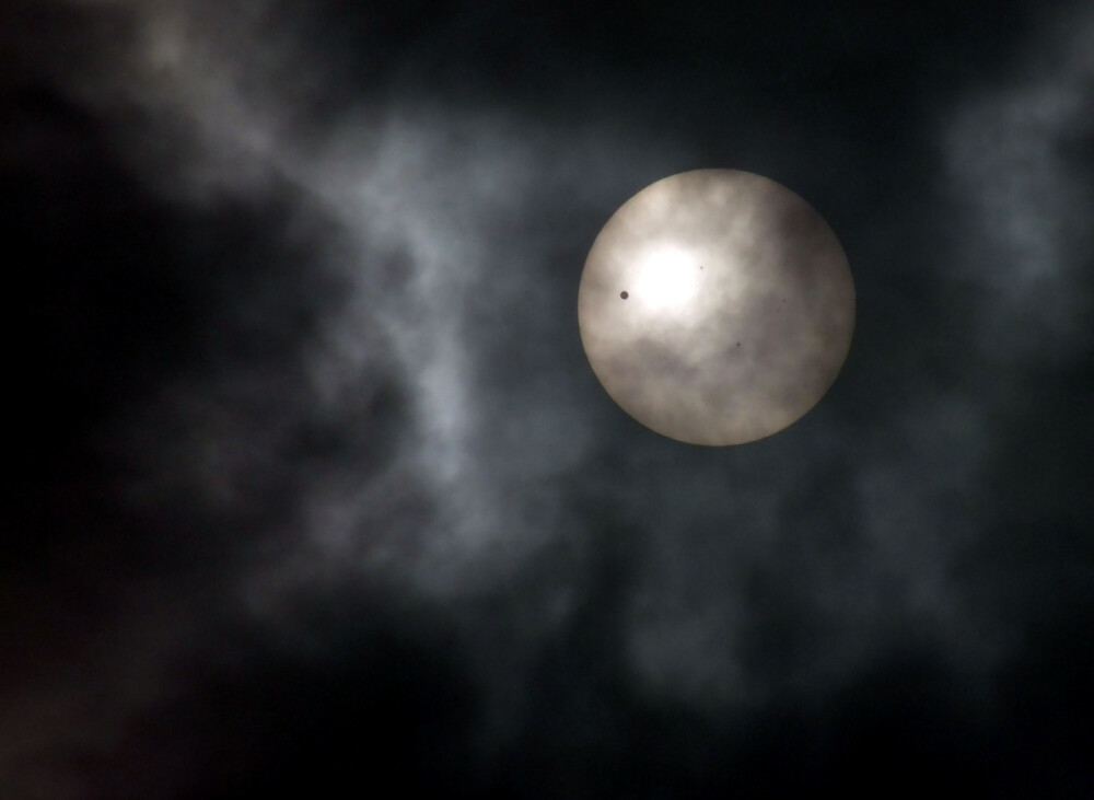 Spectacol de pe alta planeta. Venus a trecut prin fata Soarelui si a captivat Pamantul. GALERIE FOTO - Imaginea 3