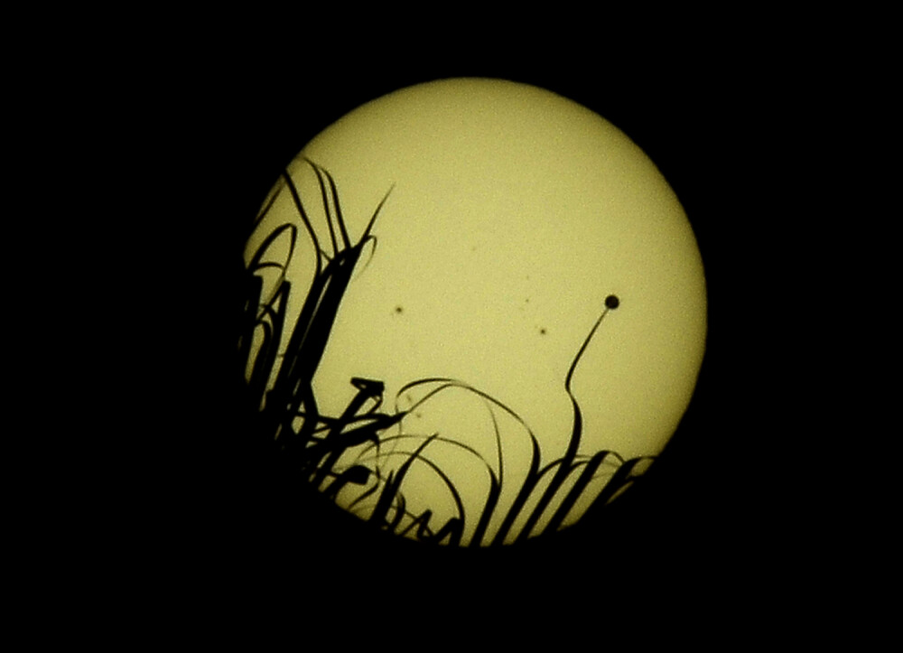 Spectacol de pe alta planeta. Venus a trecut prin fata Soarelui si a captivat Pamantul. GALERIE FOTO - Imaginea 2