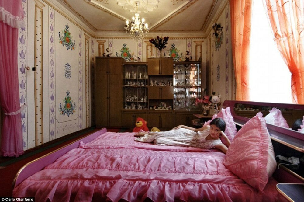 Imagini uimitoare din palatele romilor din Romania si Moldova, surprinse de un fotograf italian - Imaginea 29