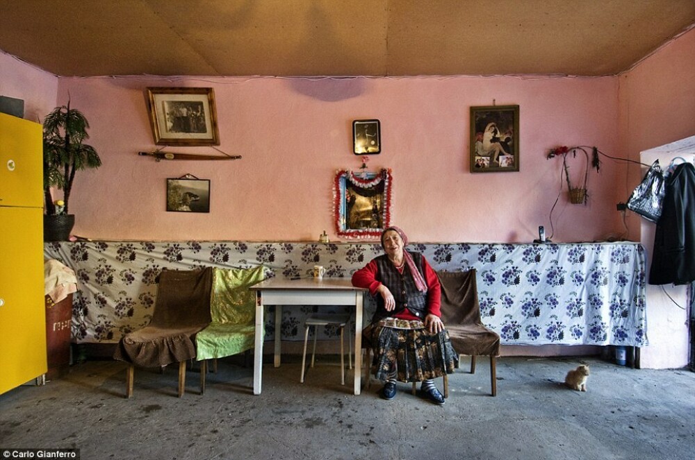 Imagini uimitoare din palatele romilor din Romania si Moldova, surprinse de un fotograf italian - Imaginea 27