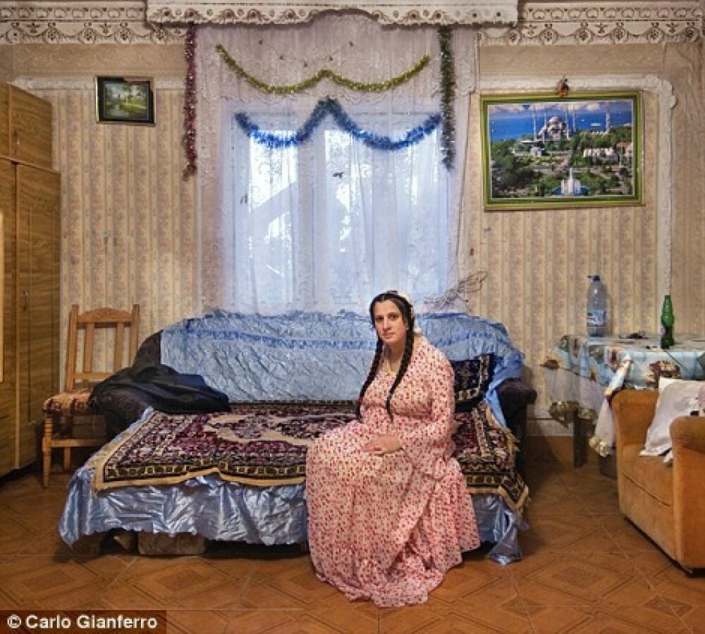 Imagini uimitoare din palatele romilor din Romania si Moldova, surprinse de un fotograf italian - Imaginea 16