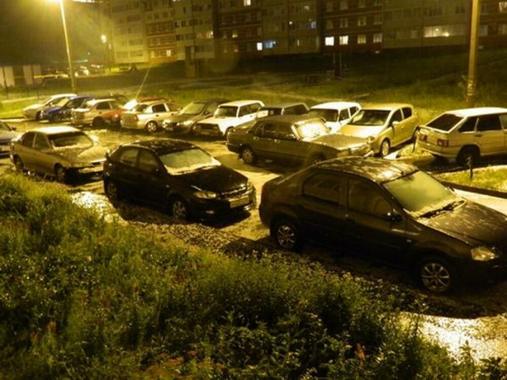 Ploaie si grindina cat pumnul intr-un oras din Rusia. Cum s-a transformat o parcare dupa furtuna - Imaginea 2