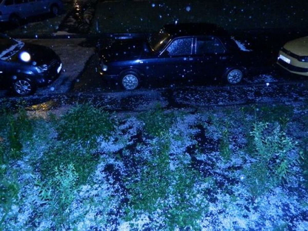Ploaie si grindina cat pumnul intr-un oras din Rusia. Cum s-a transformat o parcare dupa furtuna - Imaginea 3