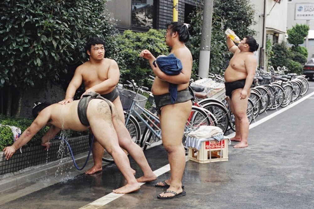 Imagini unice surprinse din lumea luptatorilor de sumo. Cum arata cand nu sunt in ring - Imaginea 10
