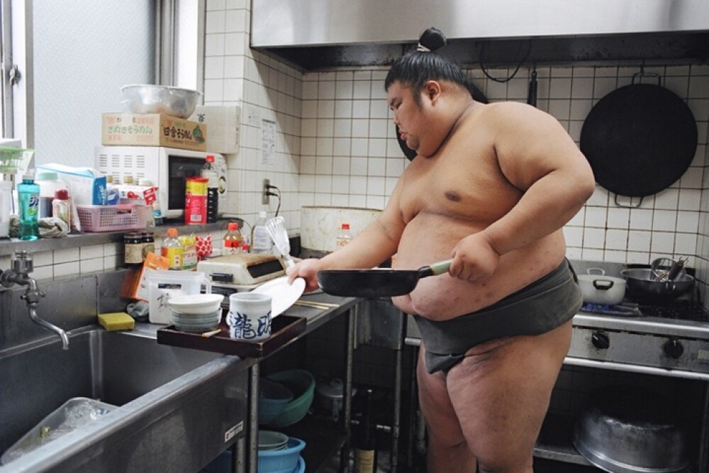 Imagini unice surprinse din lumea luptatorilor de sumo. Cum arata cand nu sunt in ring - Imaginea 4